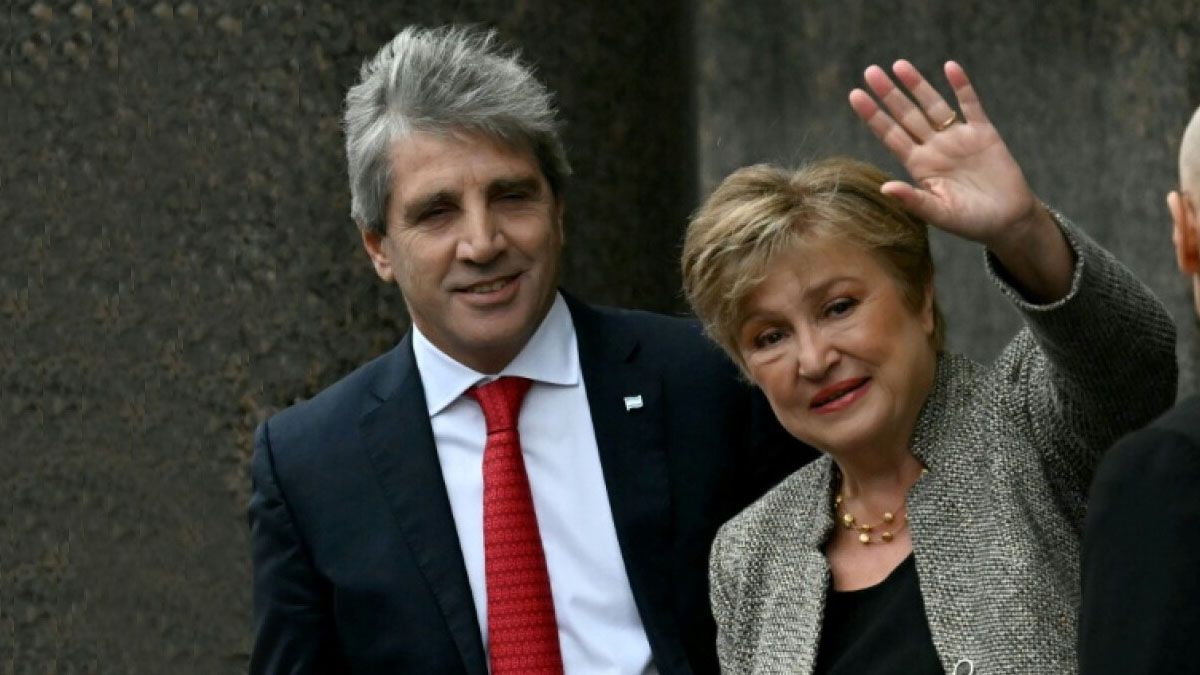 "El ministro Luis Caputo junto a Kristalina Georgieva, titular del Fondo." (A24)