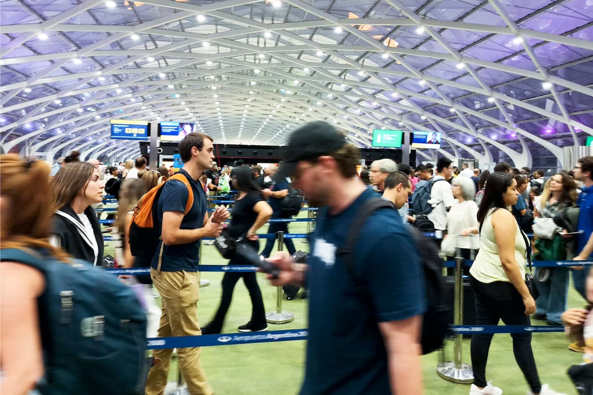 "Pasajeros en el Aeropuerto Internacional de Ezeiza." (La Nación)