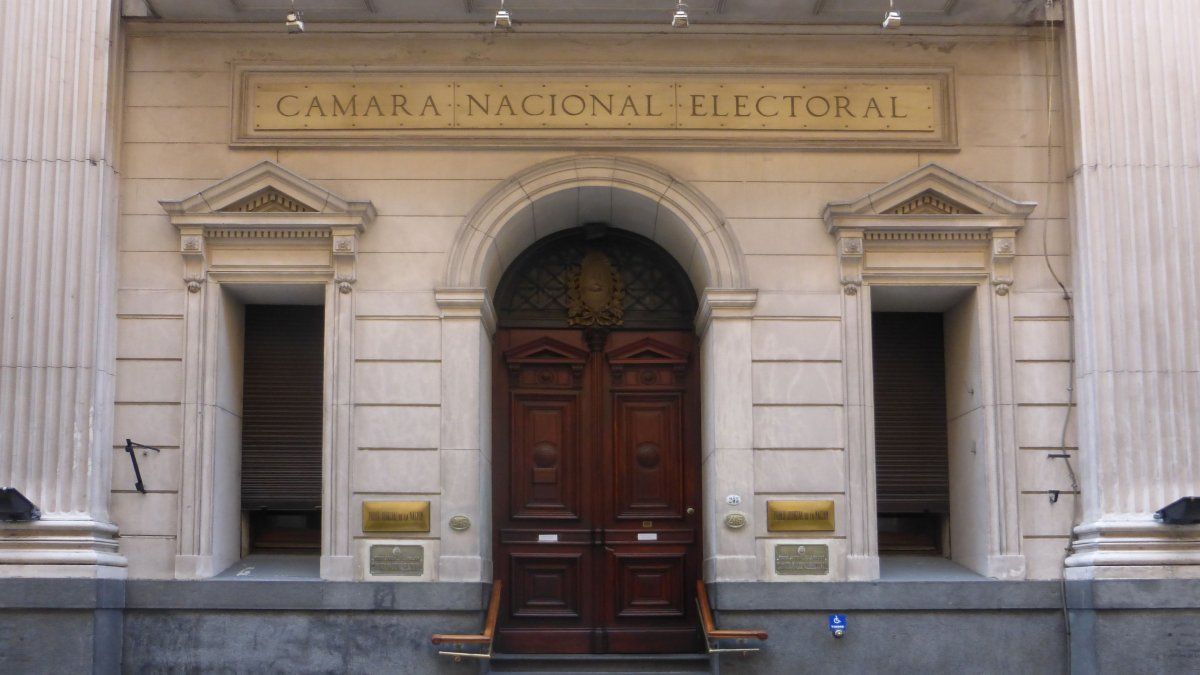"Alterar la estabilidad del orden legal durante un mismo proceso electoral puede producir más daños que beneficios." (Ámbito)