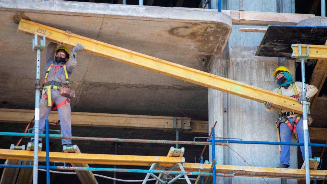 "La industria y la construcción tuvieron caídas significativas, tanto en las comparaciones mensuales como interanuales." (Diario Perfil)
