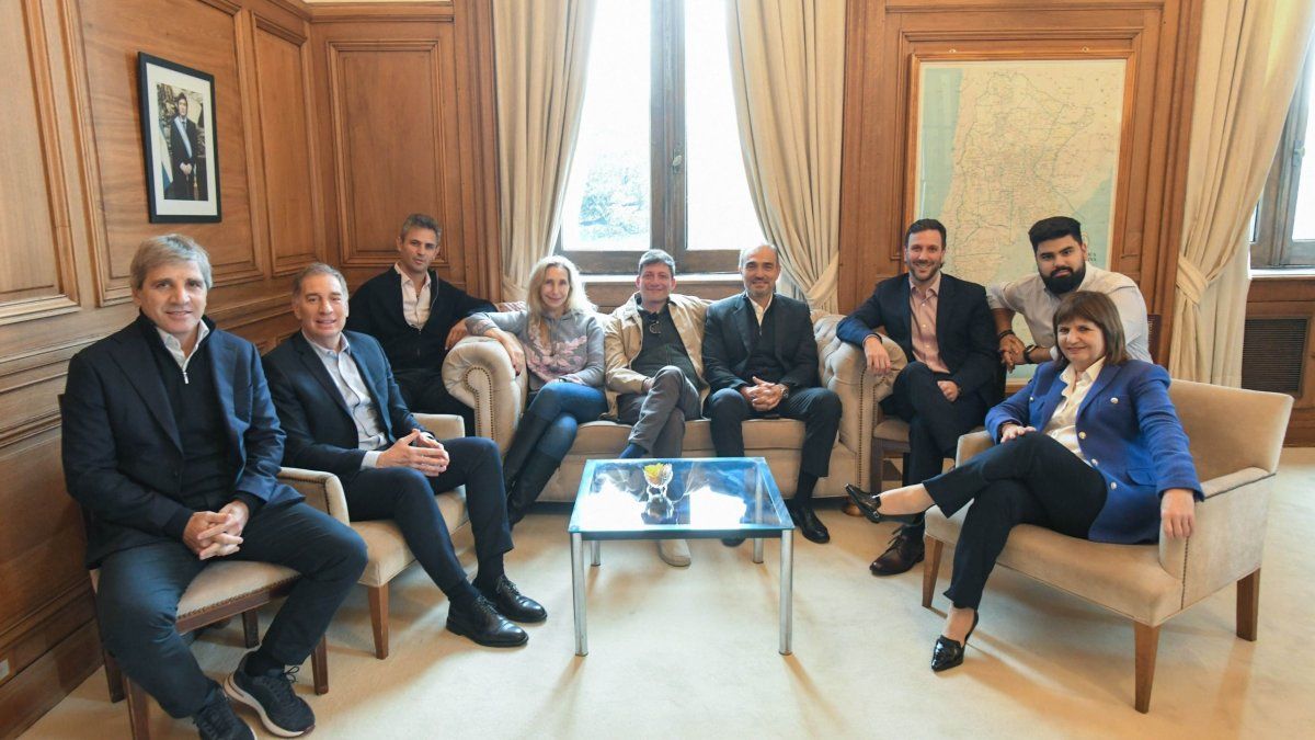 "La mesa política de La Libertad Avanza se vuelve a reunir este martes en Casa Rosada." (Ámbito)