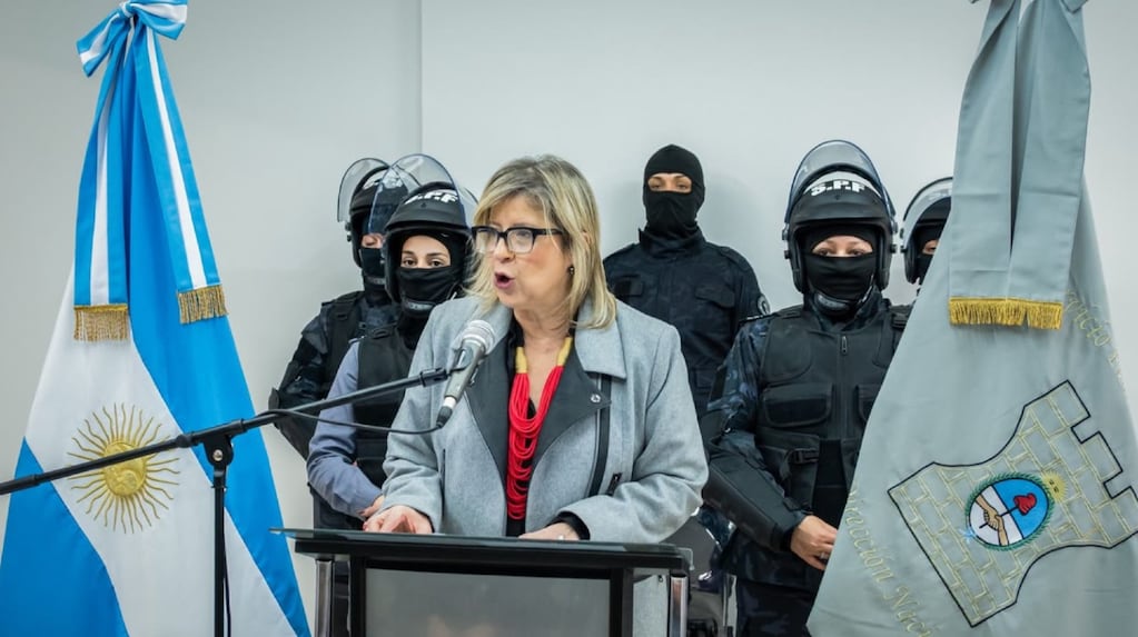 “Cada preso va a tener un sistema de pulsera con un código QR para la trazabilidad del traslado, desde que sale hasta que ingresa.” (TN / Foto: Ministerio de Seguridad)