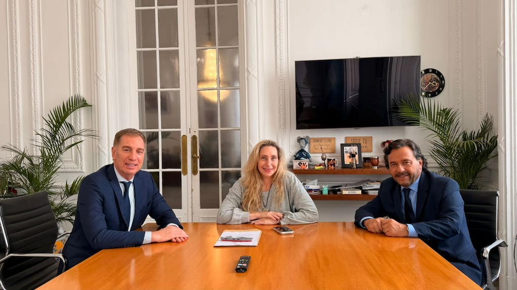 "Se mostrarán junto a los gobernadores de Salta y Catamarca en medio de las negociaciones para suspender las PASO": Diego Santilli, Karina Milei y Gustavo Sáenz. (TN / Foto Gobierno)