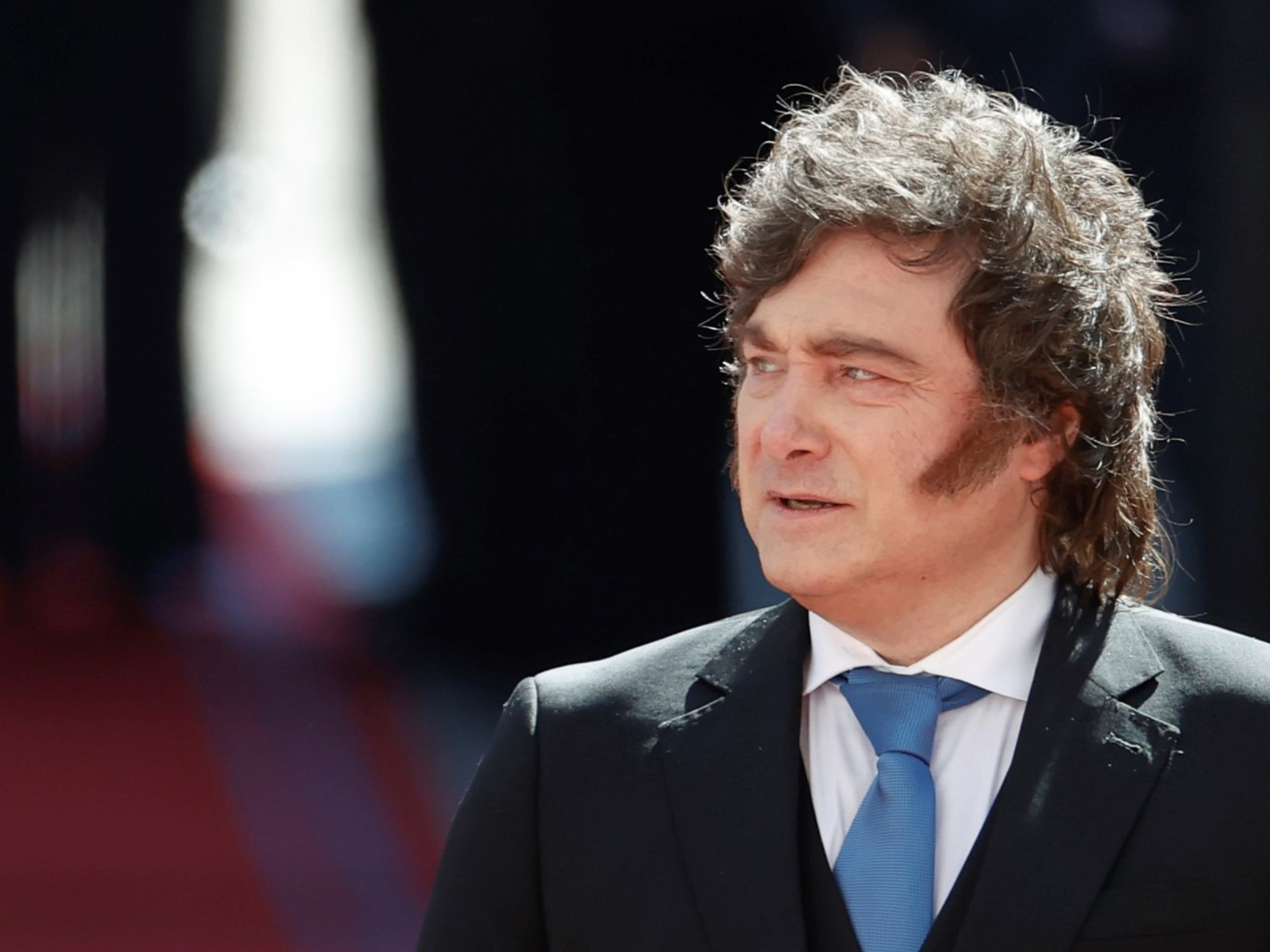 Javier Milei, junto a Diego Santilli, en la firma del decreto que cambia el estatuto del personal de la SIDE. (Clarín)