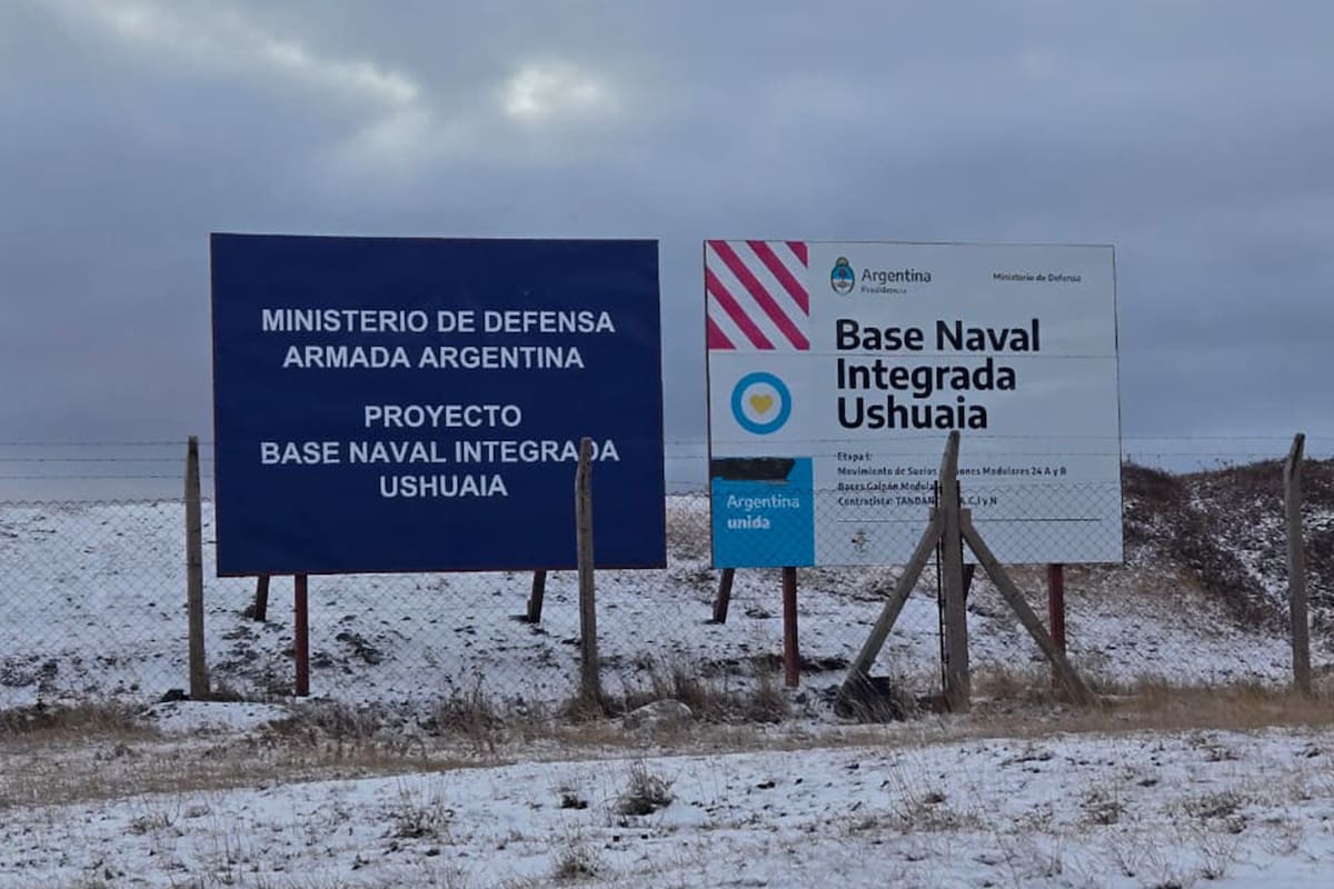 "El anuncio del proyecto de la Base Naval Integrada en Ushuaia." (La Nación)