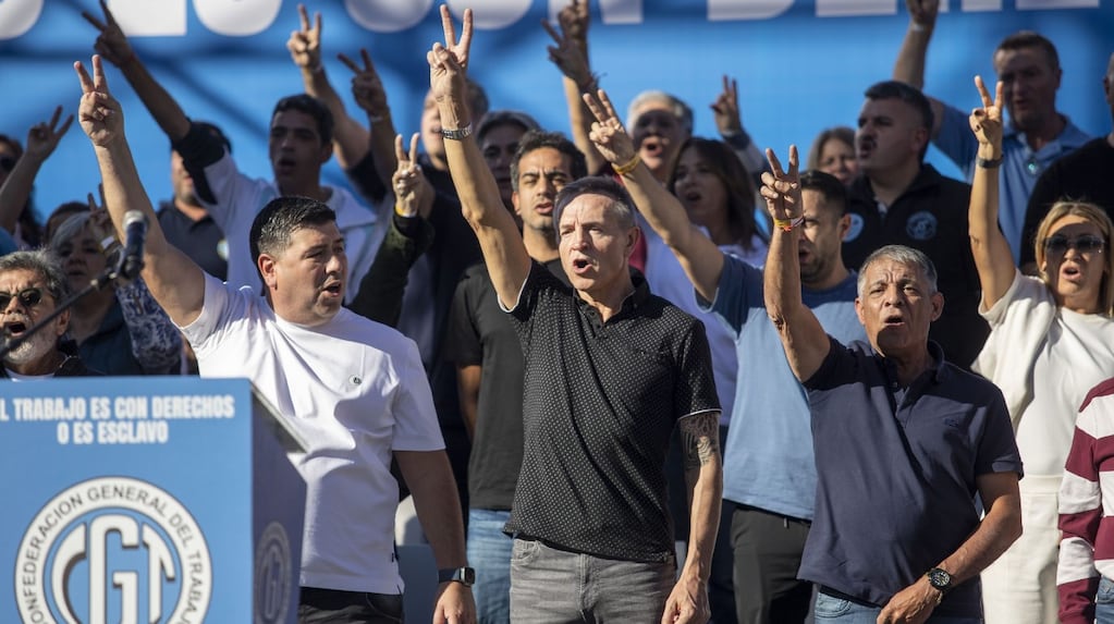 "La CGT se reúne para definir nuevas medidas y evalúa una movilización antes de la visita del papa León XIV." (TN)