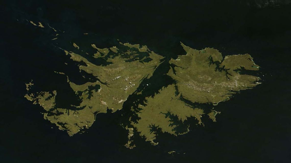 "Conflicto en torno a las islas: el Gobierno contrató a Starlink sin licitación tras su instalación en el archipiélago." (Diario Perfil)