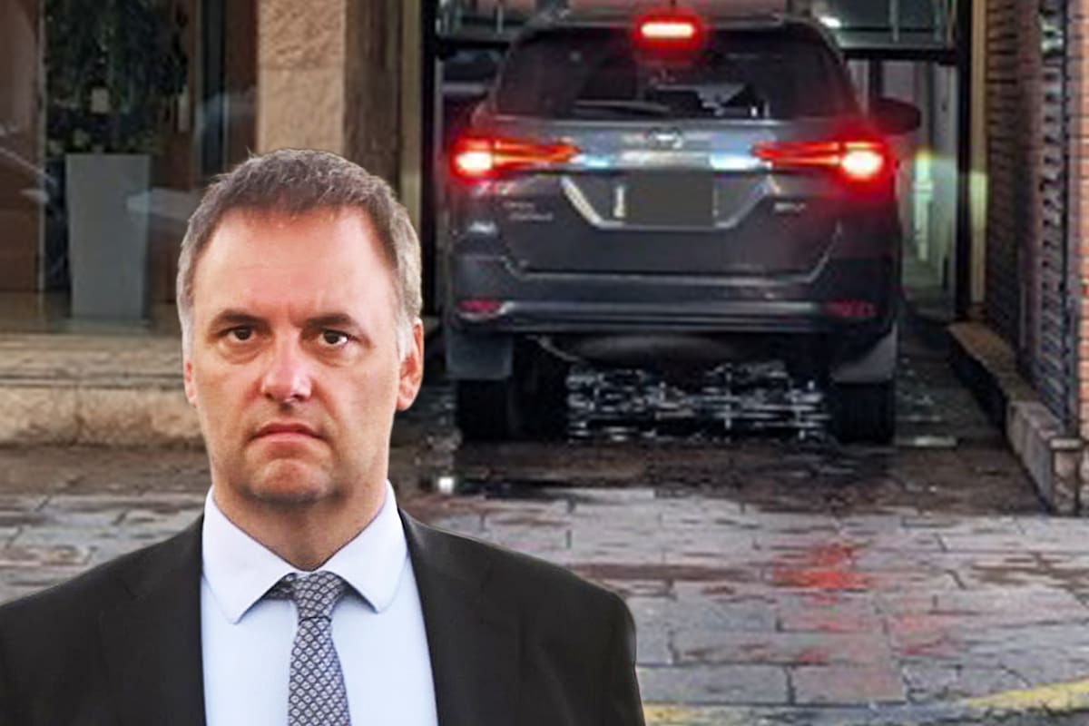 "Casi tres meses después de renunciar como jefe de Gabinete, Manuel Adorni continúa utilizando un vehículo oficial que acumula multas millonarias y mantiene una custodia de las fuerzas federales." (La Nación)