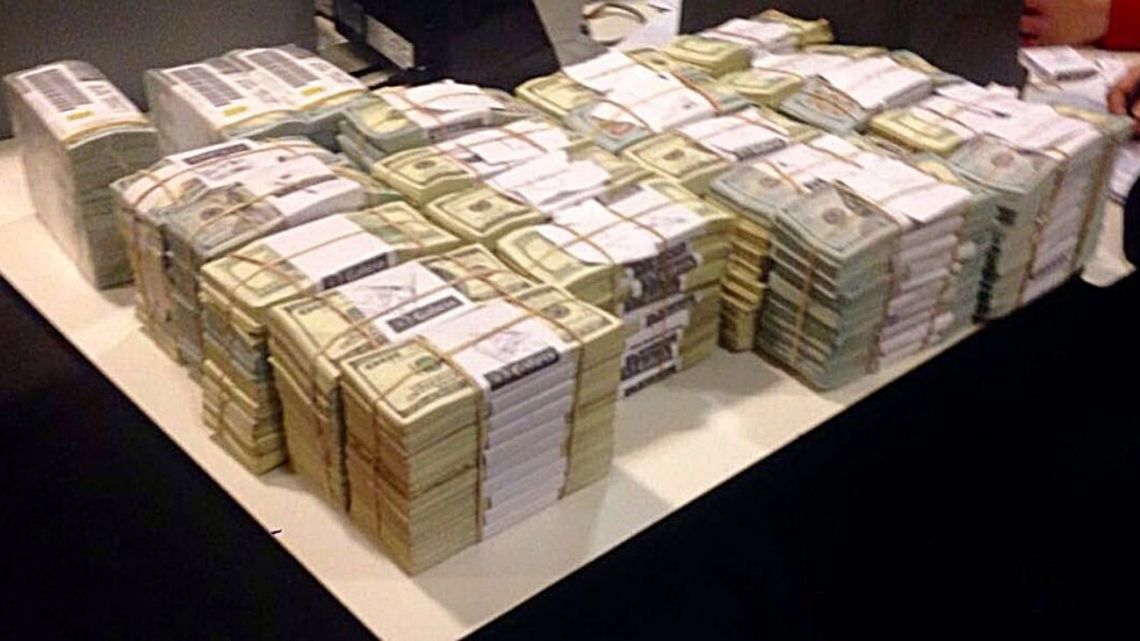 "El Banco Galicia confirmó a la Justicia que los más de cinco millones de dólares de Florencia Kirchner están disponibles en sus bóvedas. El dinero, embargado desde 2016, integra el segundo listado del decomiso de Vialidad." (Diario Perfil)