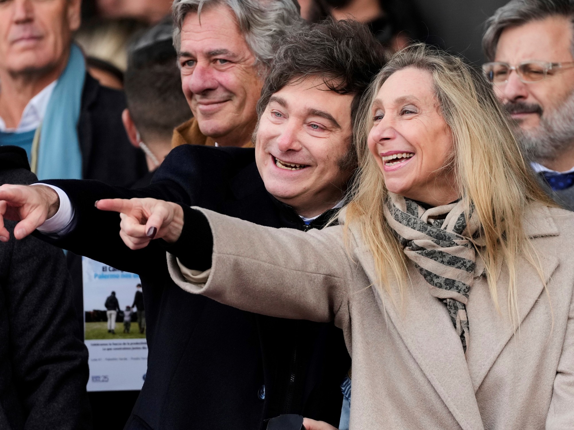 "Javier Milei y Karina Milei. El oficialismo evalúa cómo blindar el mega decreto ante la embestida opositora." (Clarín)