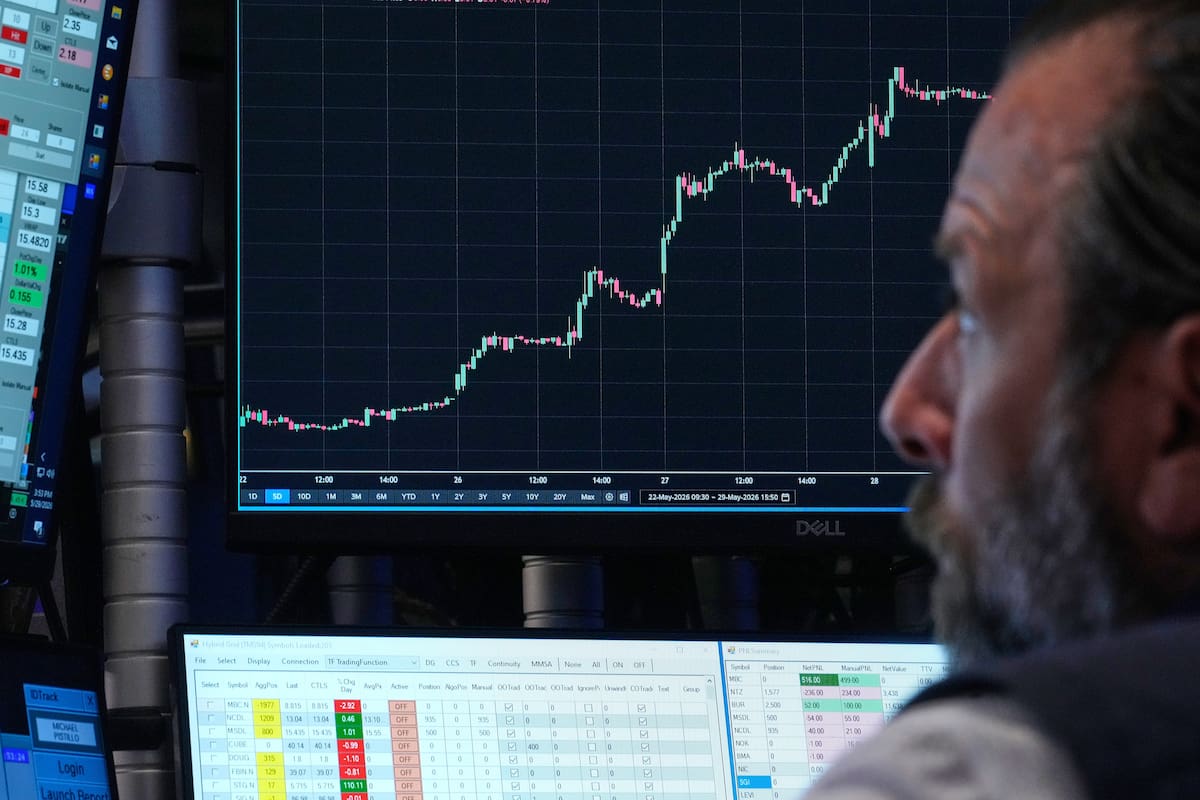"Operadores en el piso de Wall Street en una jornada de alta volatilidad." (LA NACION)