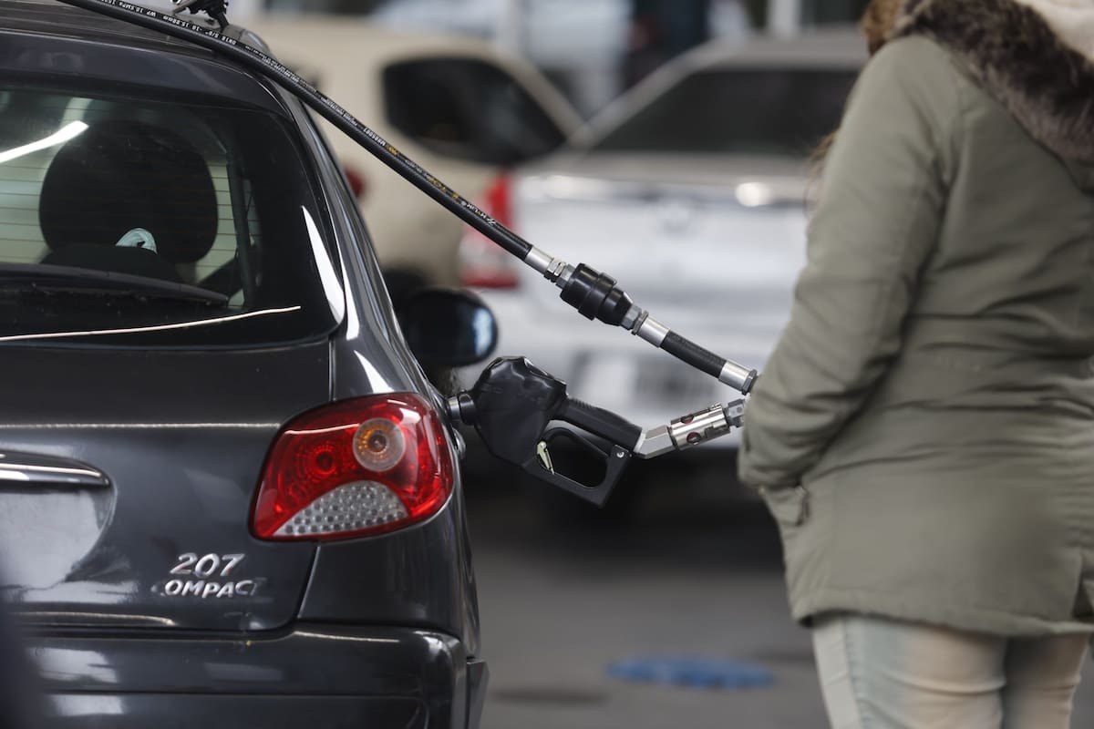 Las petroleras informaron aumentos de hasta 5% en los combustibles, mientras YPF espera. (La Nación)