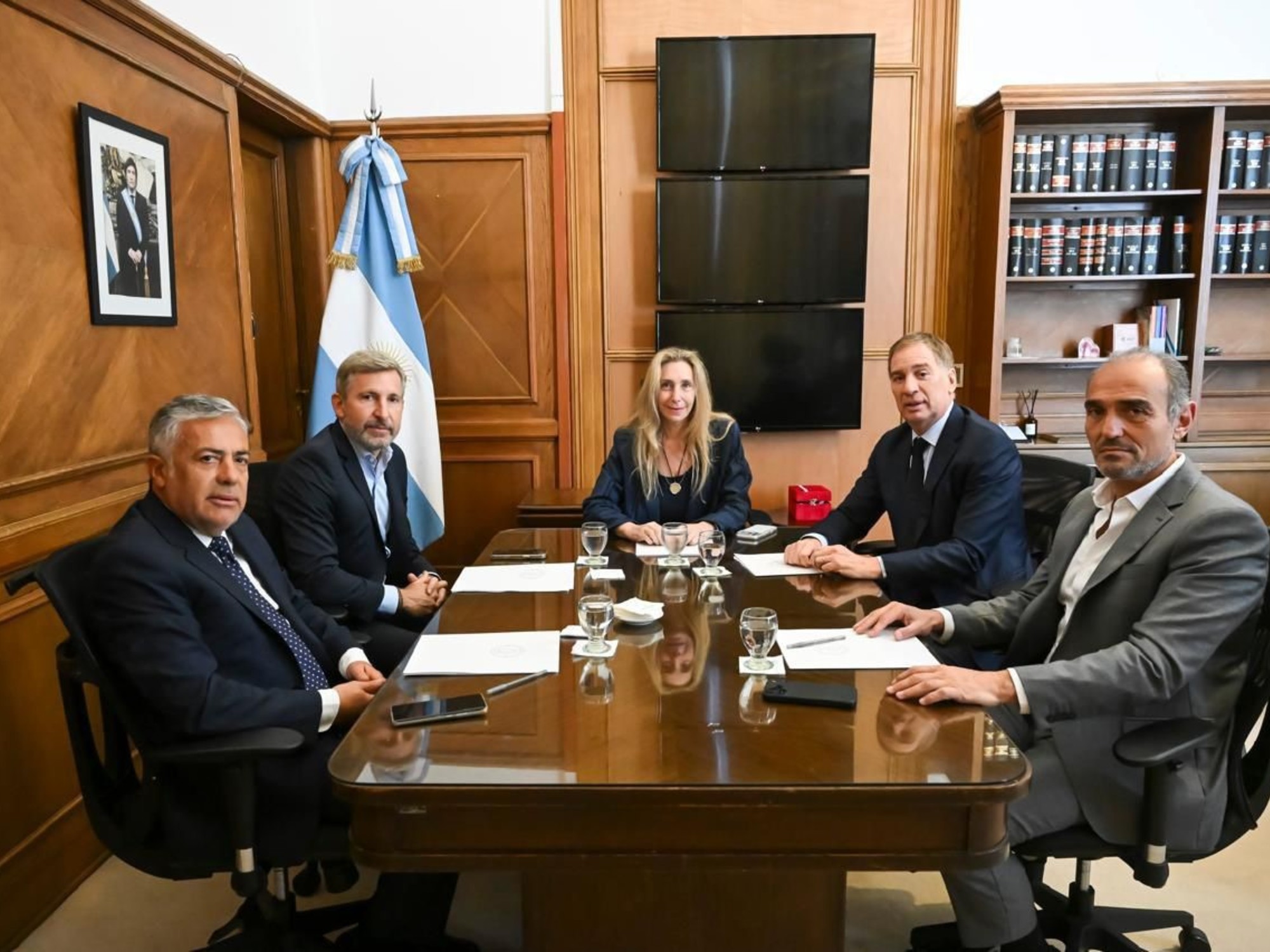 "Karina Milei, Santilli y Lule Menem con los gobernadores Cornejo y Frigerio." (Clarín)
