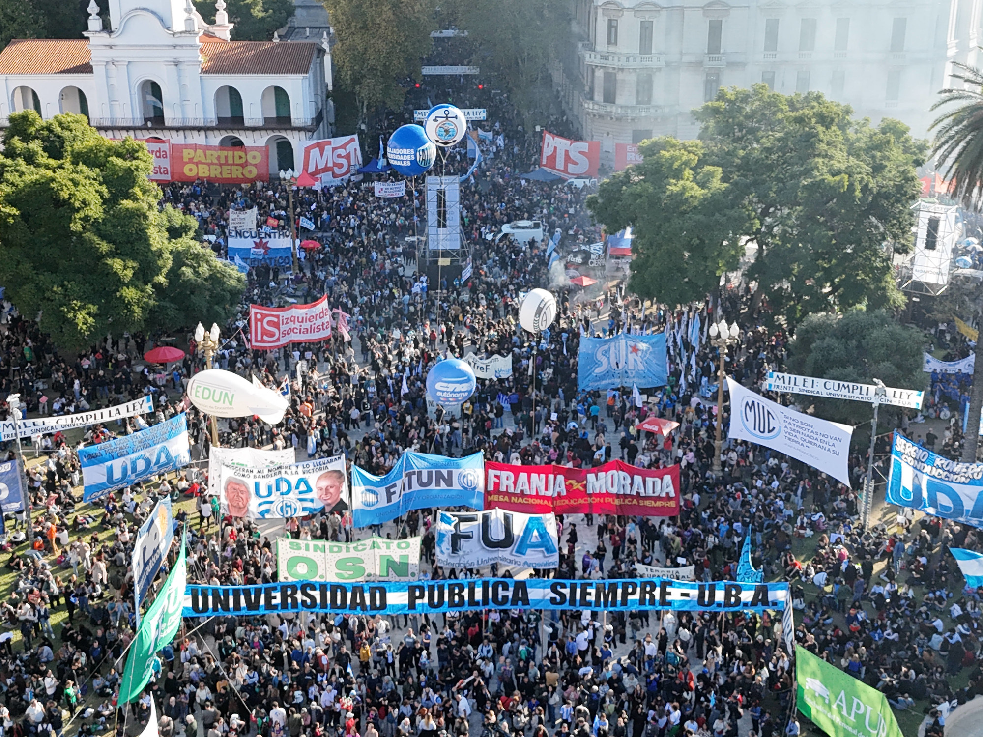 "Cuarta Marcha Federal Universitaria. Concentración en Plaza de Mayo." (Clarín)