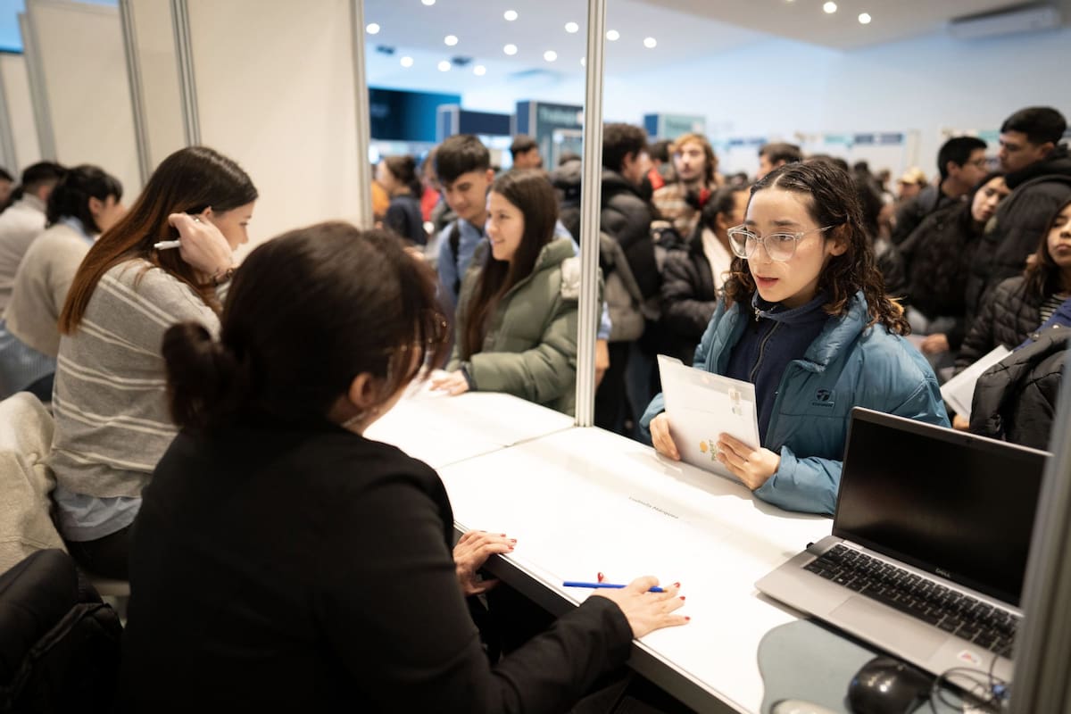 El aumento del desempleo y de la pobreza muestra un comportamiento compatible con una economía en recesión. (La Nación)