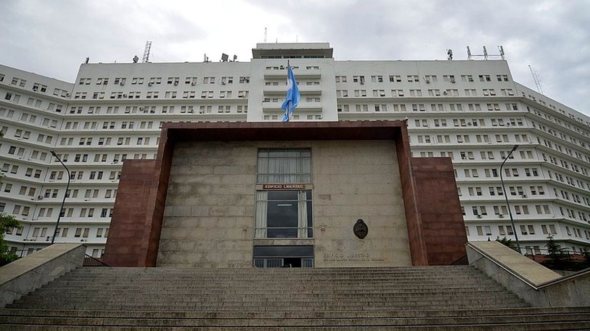 "Denuncian un sistema de corrupción con la plata de los sueldos por $1.600 millones." (Ámbito)