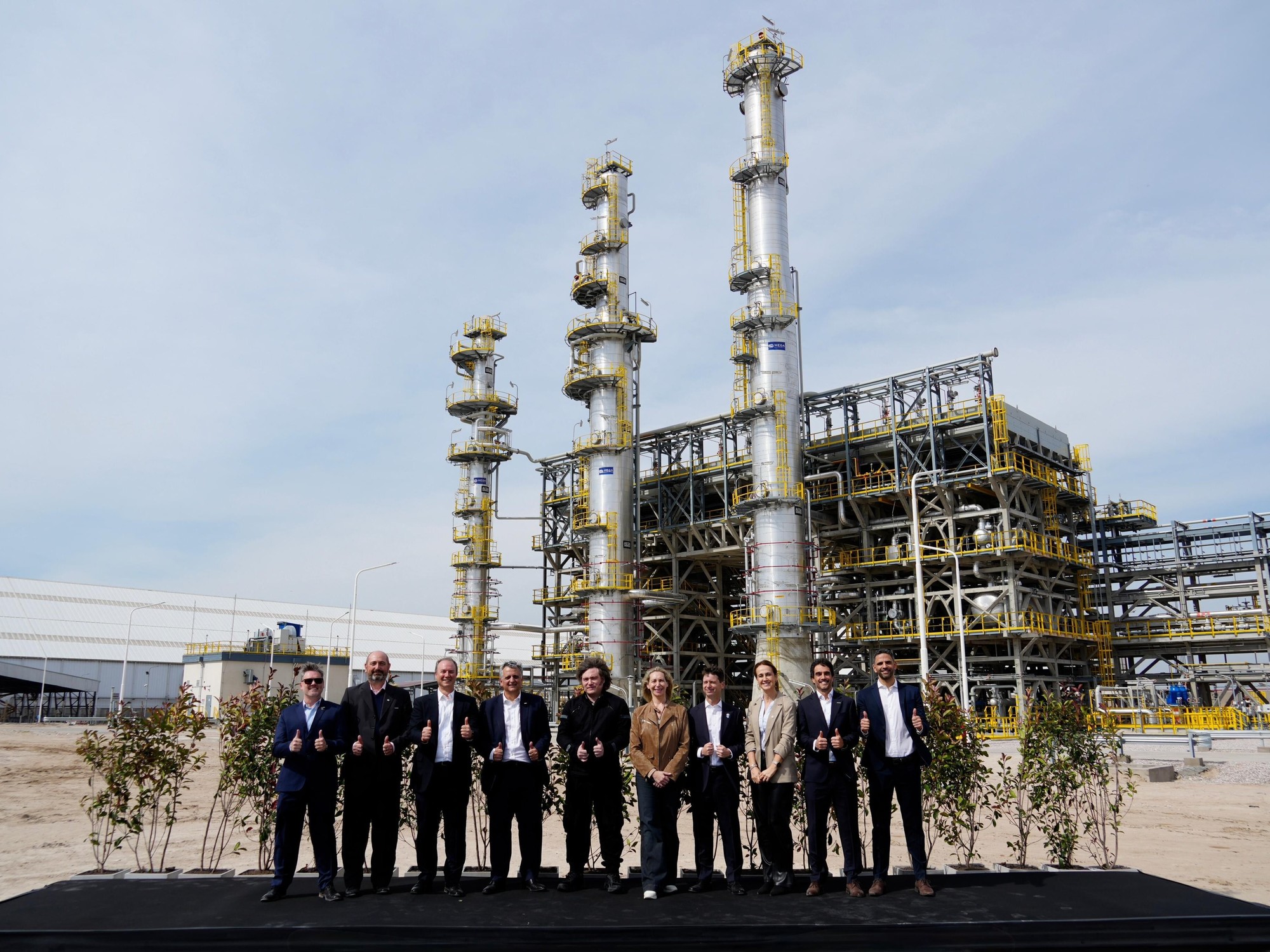 "El presidente Javier Milei recorrió las instalaciones de la nueva planta de MEGA S.A. en Bahía Blanca." (Clarín)