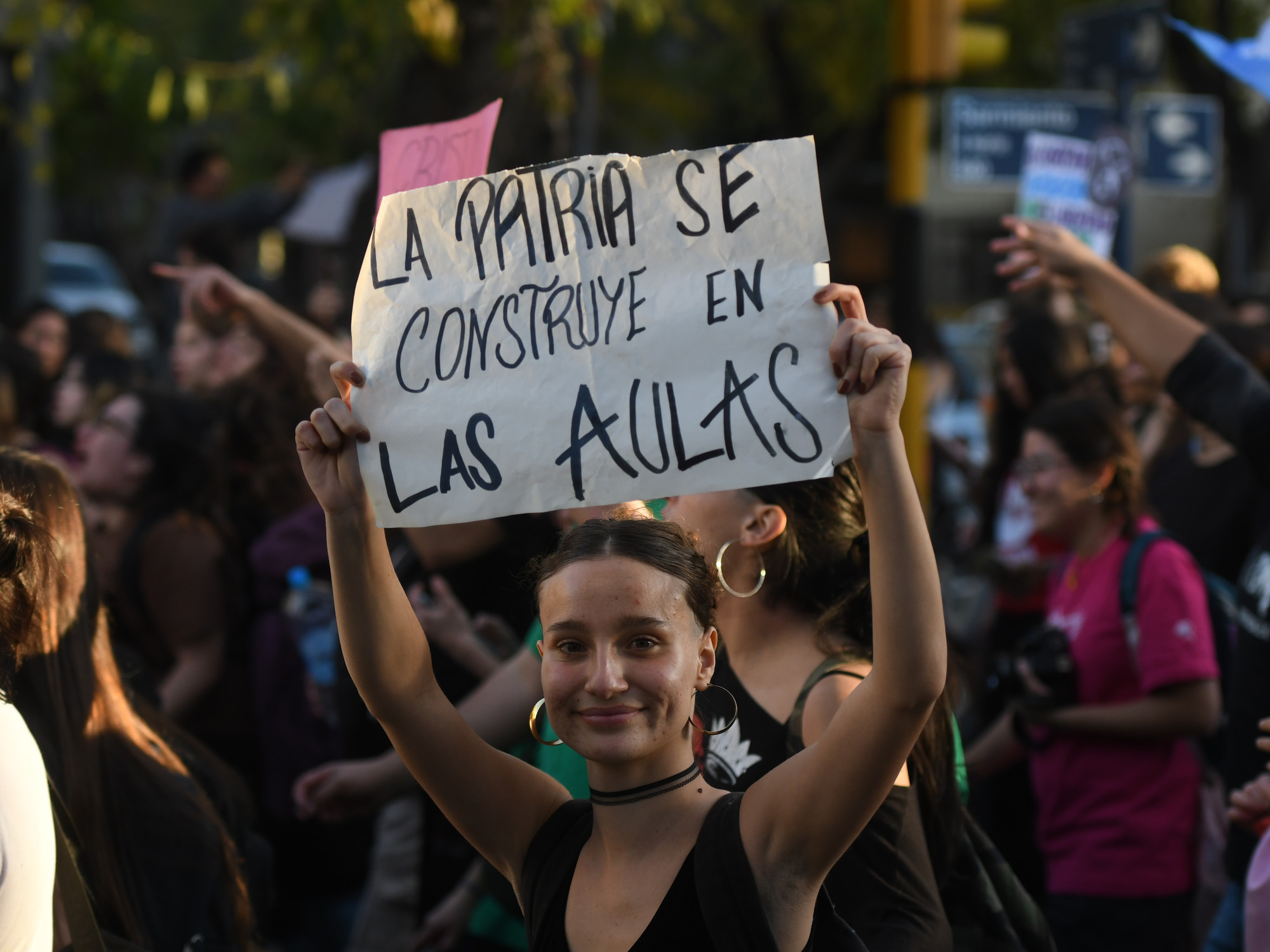 “Ha funcionado como un mecanismo extraconstitucional”, escribió el juez Martín Cormick sobre el decreto que congeló la Ley de Financiamiento Universitario; en la imagen, una marcha en defensa de la universidad pública. (Clarín / Foto Ramiro Gómez)