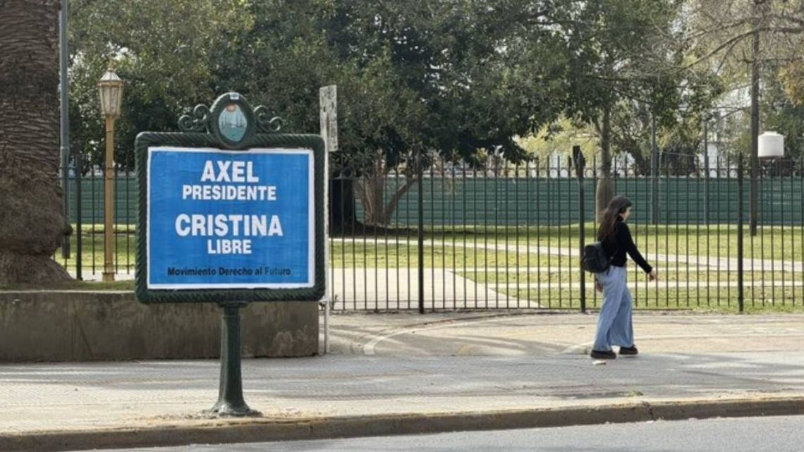 "Carteles de Axel presidente y Cristina libre en Recoleta." (Diario Perfil)