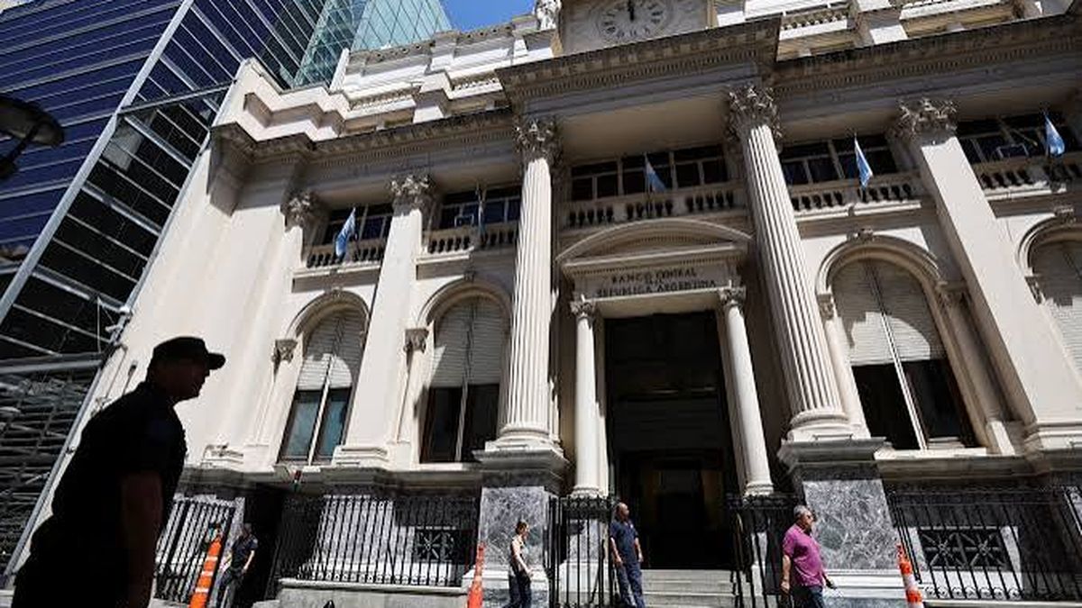 "El Tesoro le dio Letras dollar-linked al BCRA para que pueda seguir teniendo capacidad de intervenir el mercado secundario y controlar el dólar." (Ámbito)