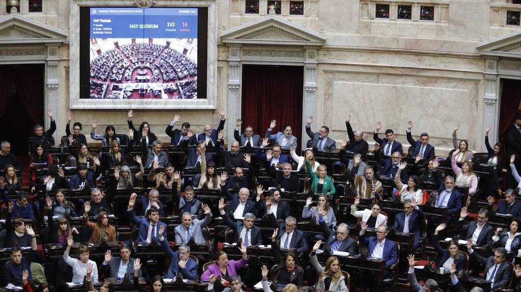 "La oposición busca armar una megasesión en Diputados para acorralar al Gobierno." (TN)