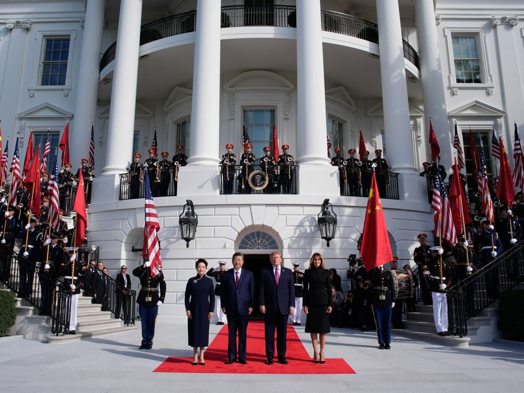 "Trump recibe a Xi Jinping en la Casa Blanca." (Clarín)