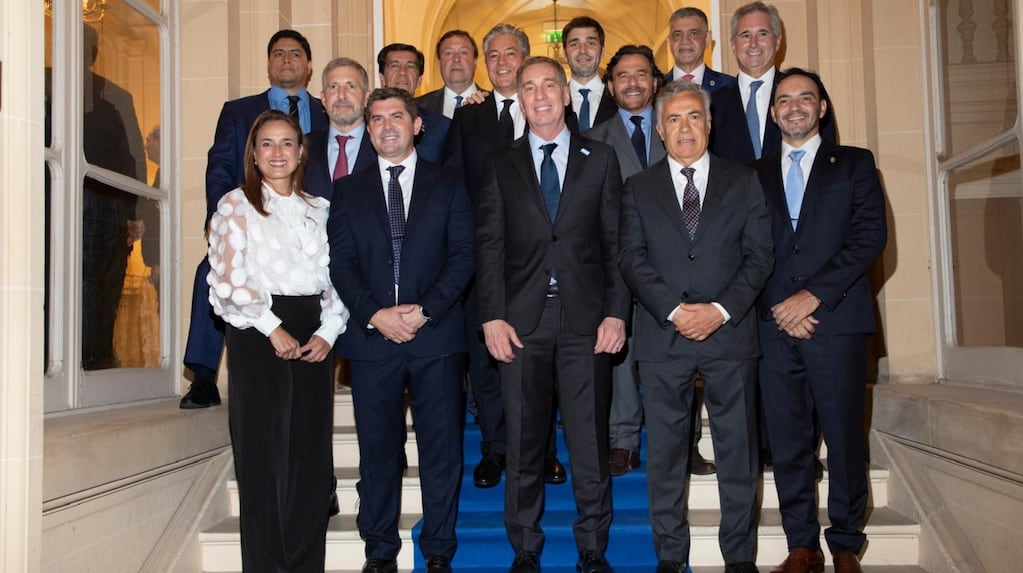 "Milei agradeció a los gobernadores por su apoyo en el Congreso mientras Santilli apuraba los acuerdos electorales." (TN)
