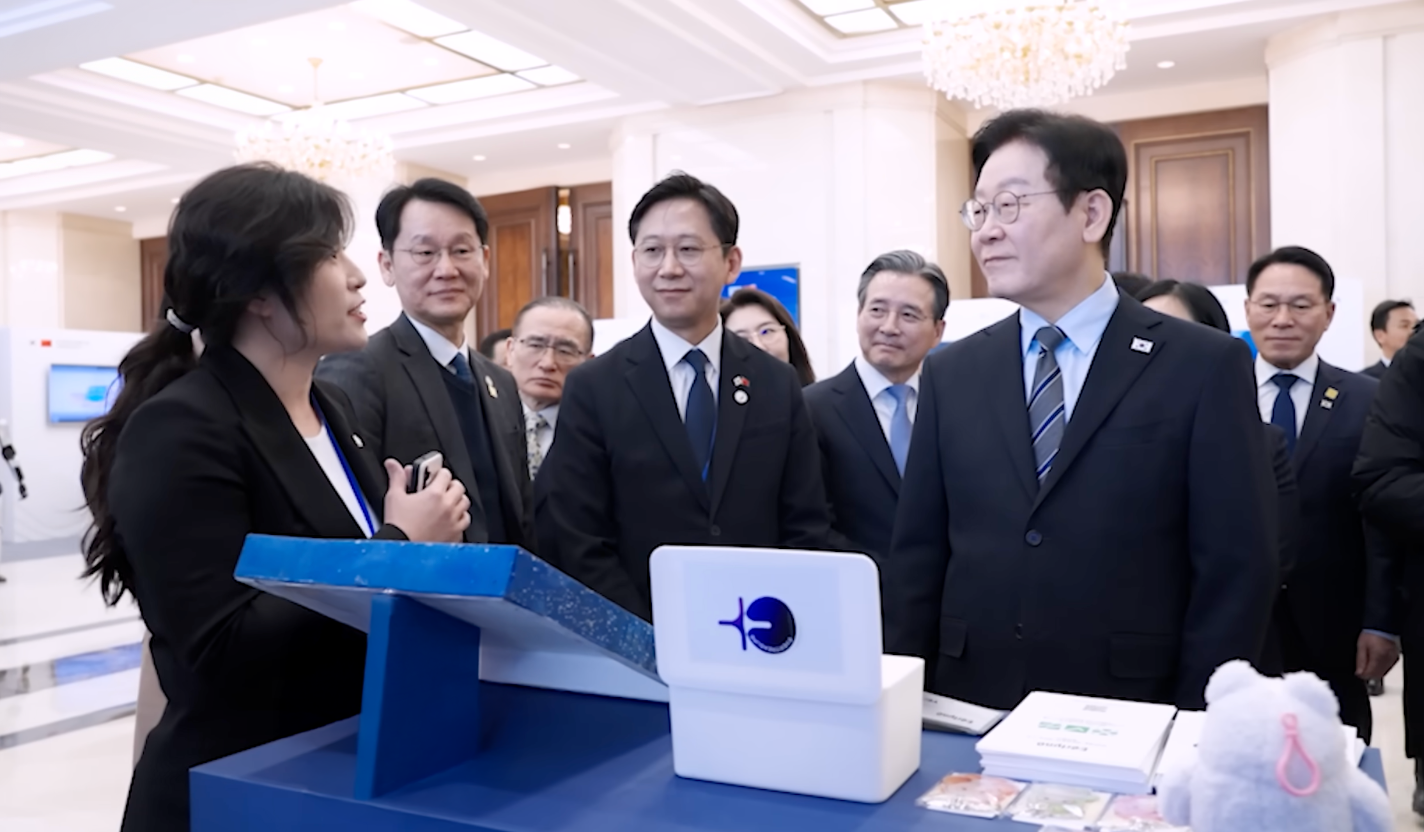 ▲ EverTreasure CEO Everine Jo (left) introducing the global art investment platform YEATU to President Lee Jaemyung.
