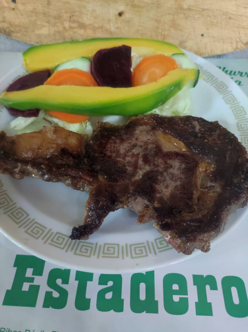 BISTECK DE SOLOMO CON ENSALADA