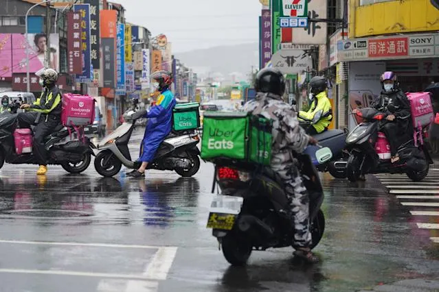 Uber Eats 機車外送員在台北市雨天送餐,掌握訣竅可提升時薪至 600 元