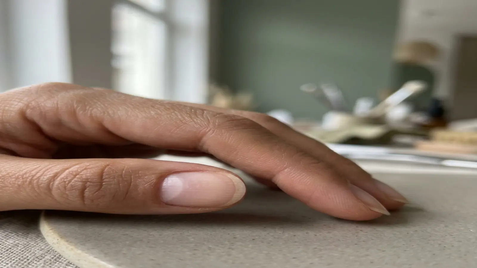 Ongles fins après le gel : Pourquoi et comment réparer ?