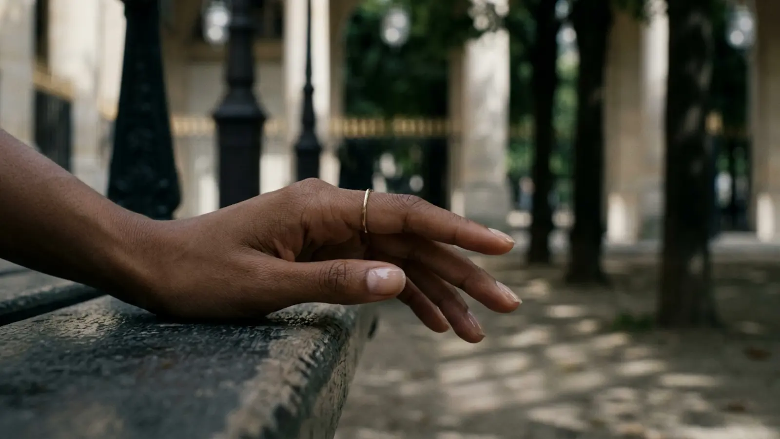 Taches blanches sur les ongles : causes et vraies solutions